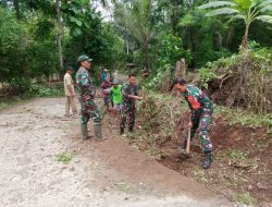 Babinsa Koramil 1407-14/Libureng Bersama Kepala Desa Dan Warga Laksanakan Karya Bakti Pembersihan Saluran Air Di Desa Mattriwalie