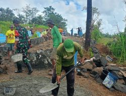 Babinsa Kodim 1407/Bone Koramil 19/Kahu Laksanakan Karya Bakti Pembuatan Talud Pemakaman Di Desa Balle