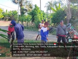 Babinsa Koramil 1407-16/Tonra Bersama Warga Gelar Kerja Bakti Bersihkan Lingkungan Masjid Dan Saluran Air