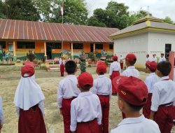 Babinsa Koramil 03/Cenrana Kodim 1407/Bone Motivasi Siswa SD Inpres 12/79 Panyiwi Lewat Upacara Bendera