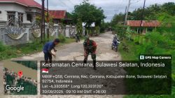 BABINSA KORAMIL 1407-03/CENRANA GELAR KARYA BAKTI PERBAIKI JALAN RUSAK BERSAMA WARGA